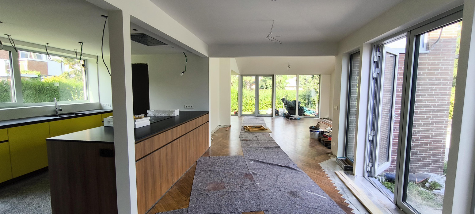 Large baie vitrée dans un espace rénové