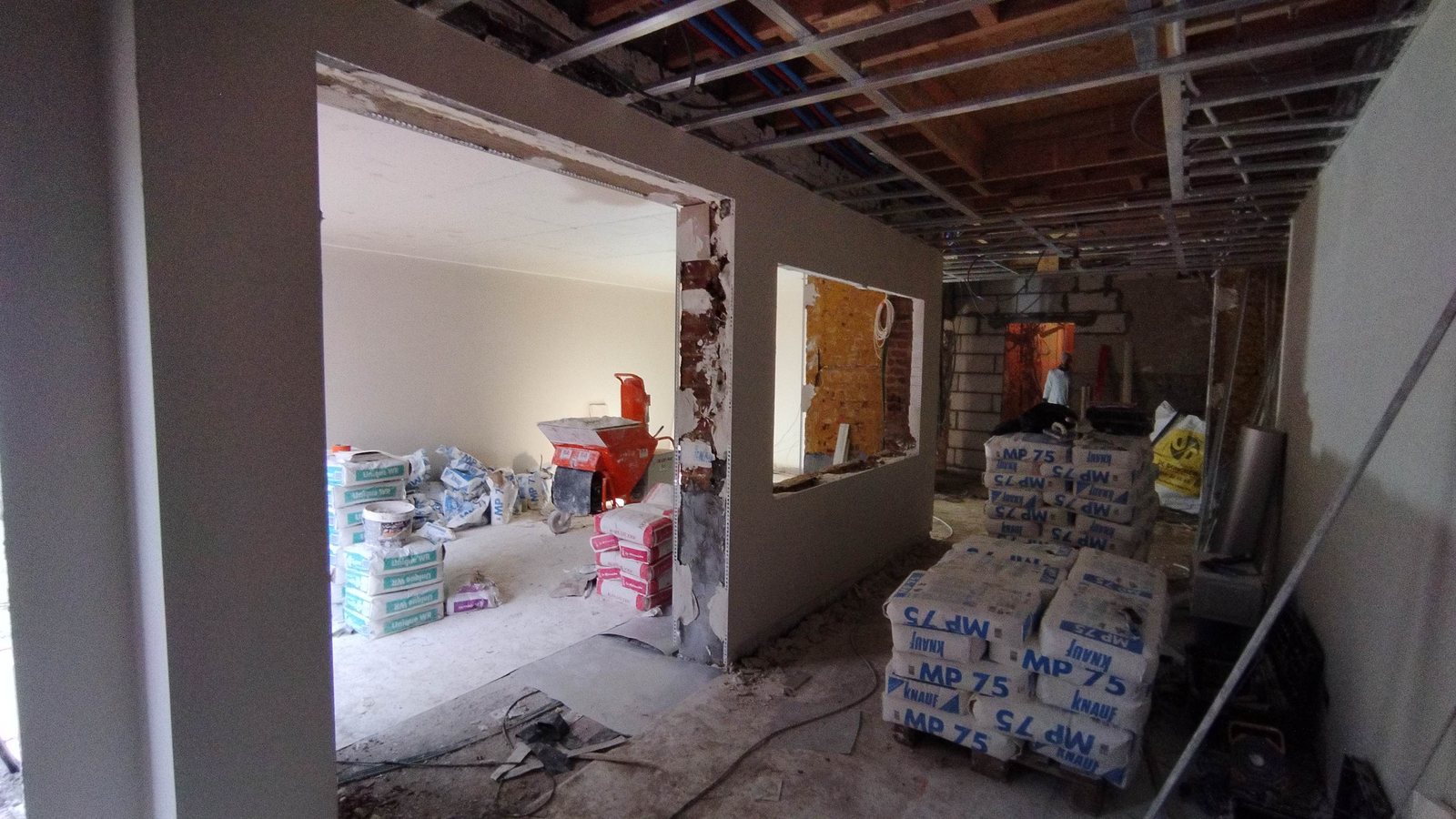 Travaux de cloisons et plafonnage en cours