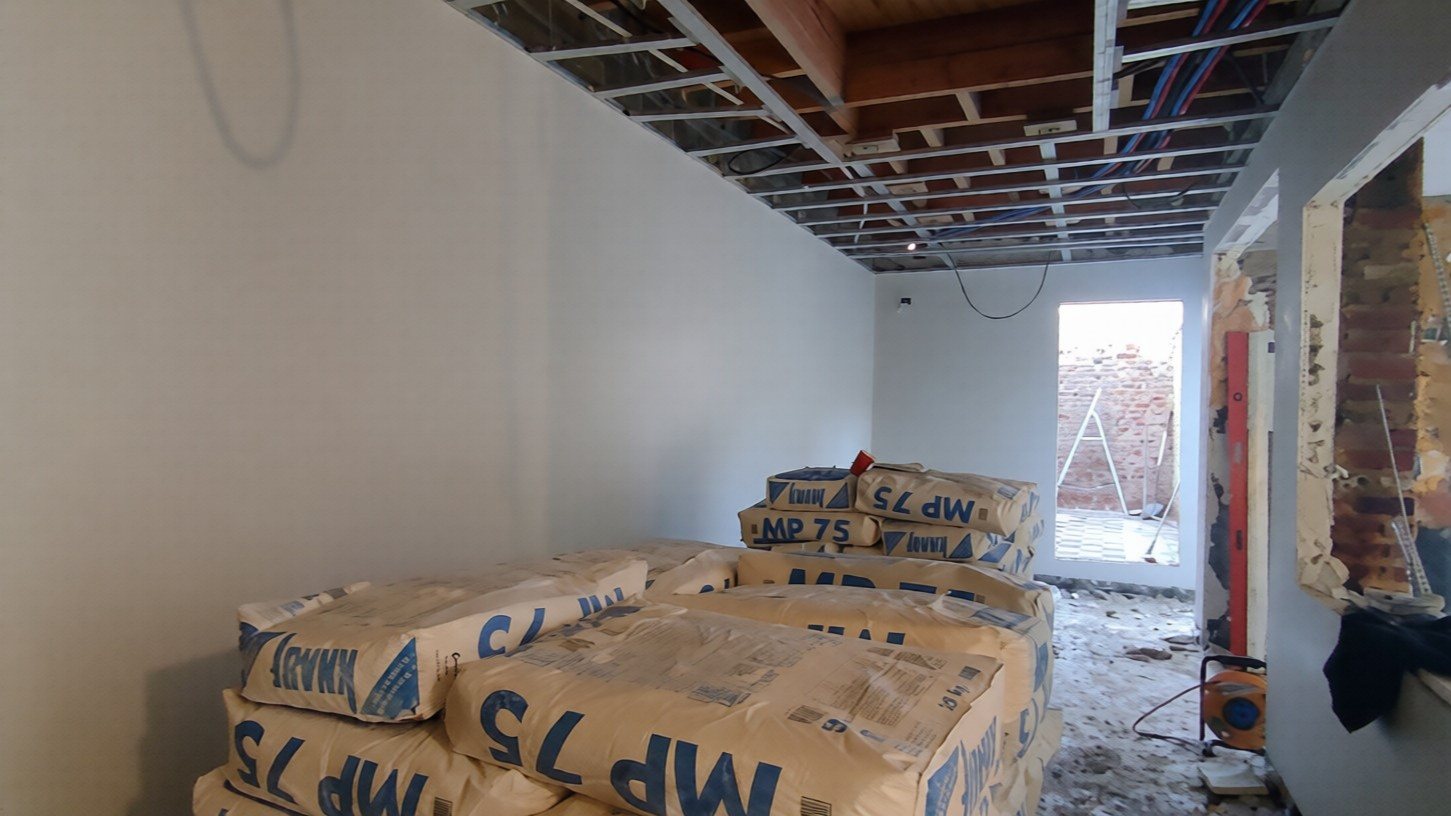 Plafond et structure technique en cours de réalisation