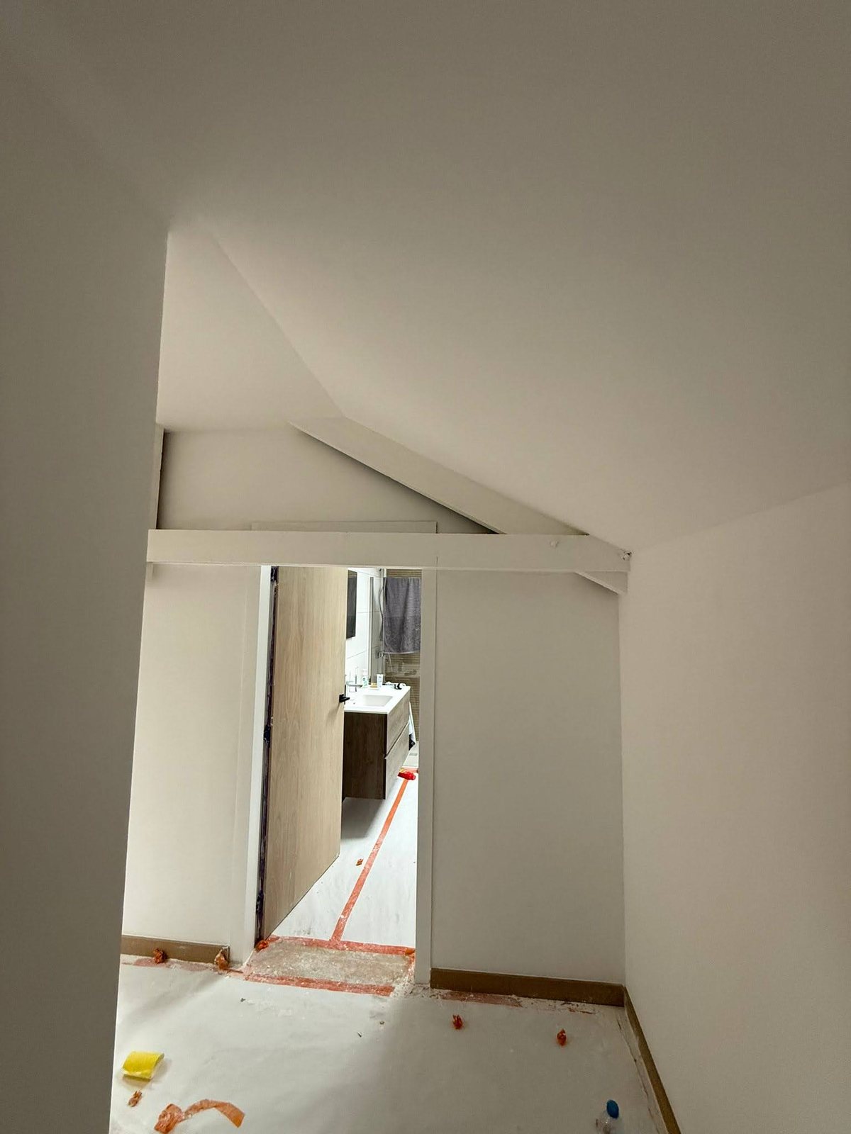 Préparation et finitions de peinture en cours
